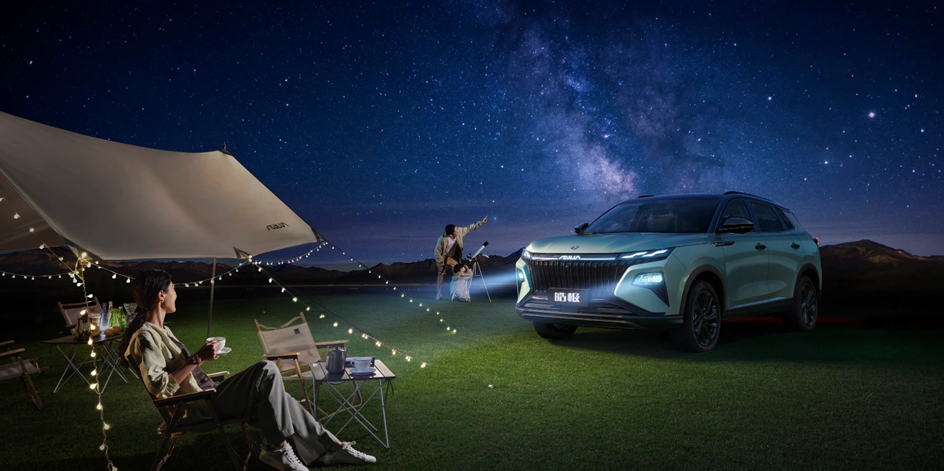 Dongfeng Huge SUV mit geöffnetem Kofferraum und großzügigem Stauraum