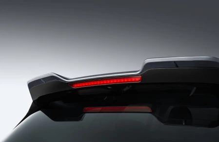 Heckspoiler mit durchgehendem Lichtband